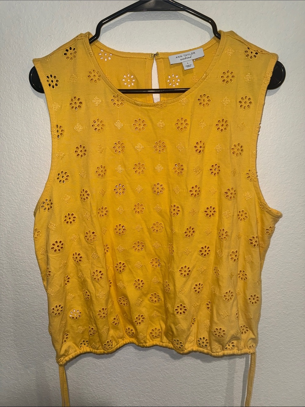 Ann Taylor Yellow Eyelet Sleeveless Tie-Hem Tank size Large